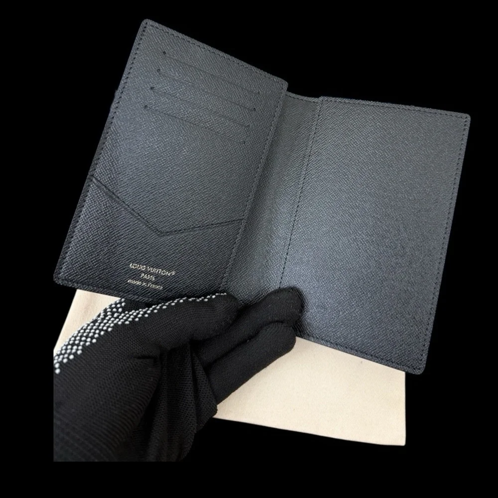 NWOT Louis Vuitton Reverse Monogram Passport holder with COA - Picture 2 of 4